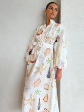 Langes Kleid mit Meereslebewesen-Print und Gürtel